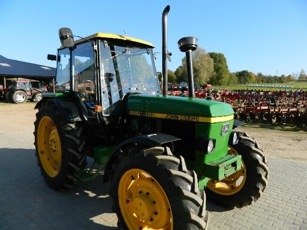 John Deere 2250 Traktori