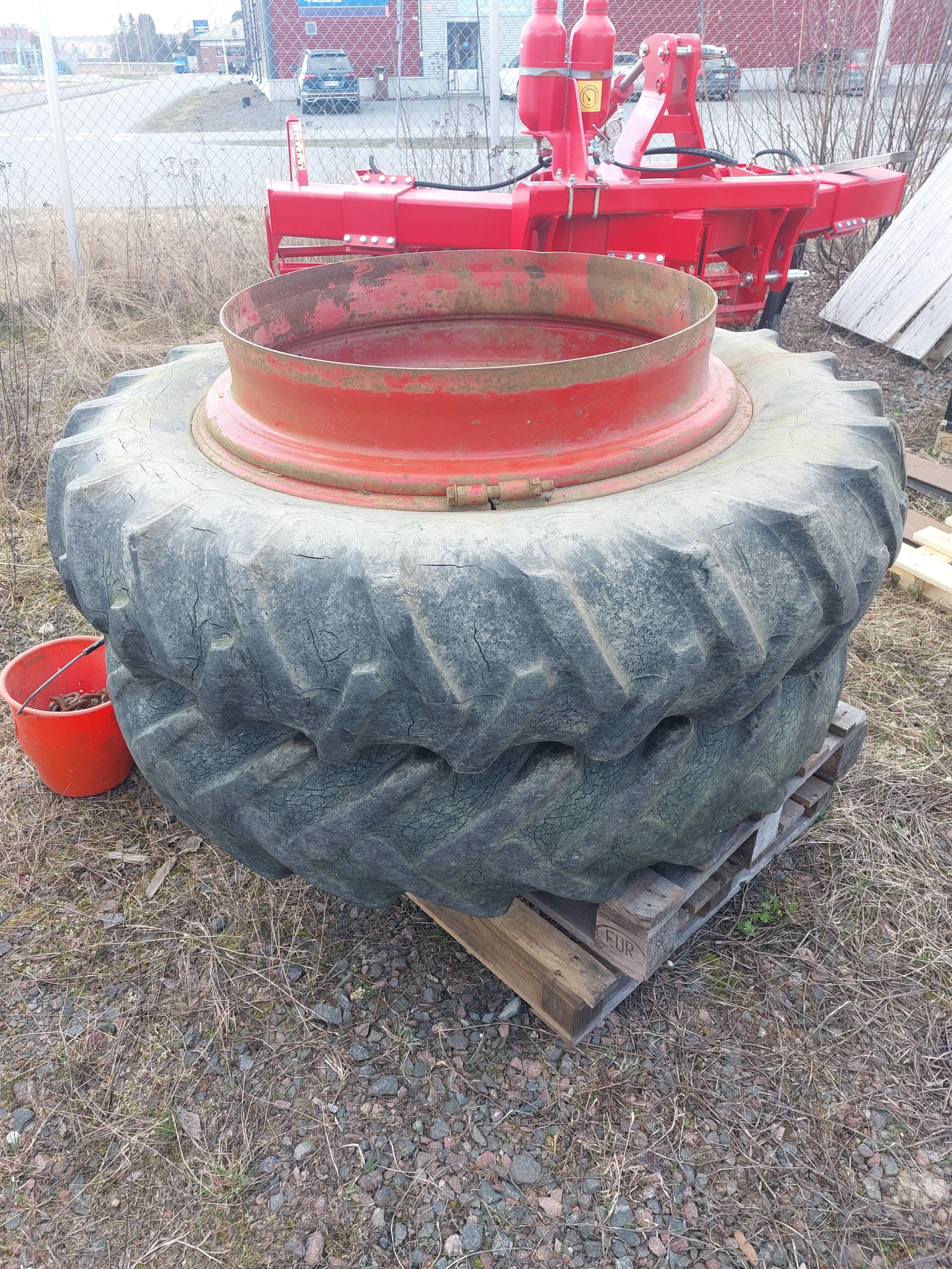 Levikepyörät Sarjana tai erikseen Tyres, wheels and rims