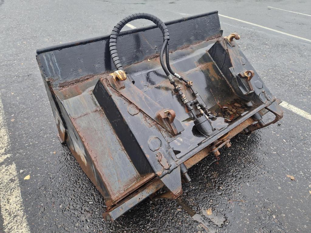 HEILURIPOHJAHIEKOITIN Esparcidoras de arena y sal