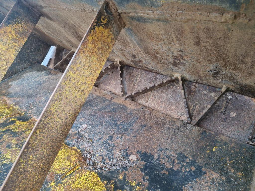 HEILURIPOHJAHIEKOITIN Esparcidoras de arena y sal