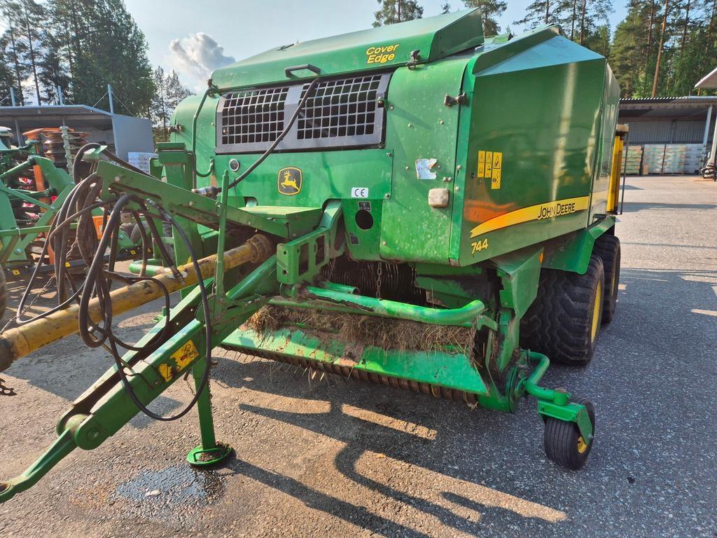 John Deere 744 PREMIUM Round balers