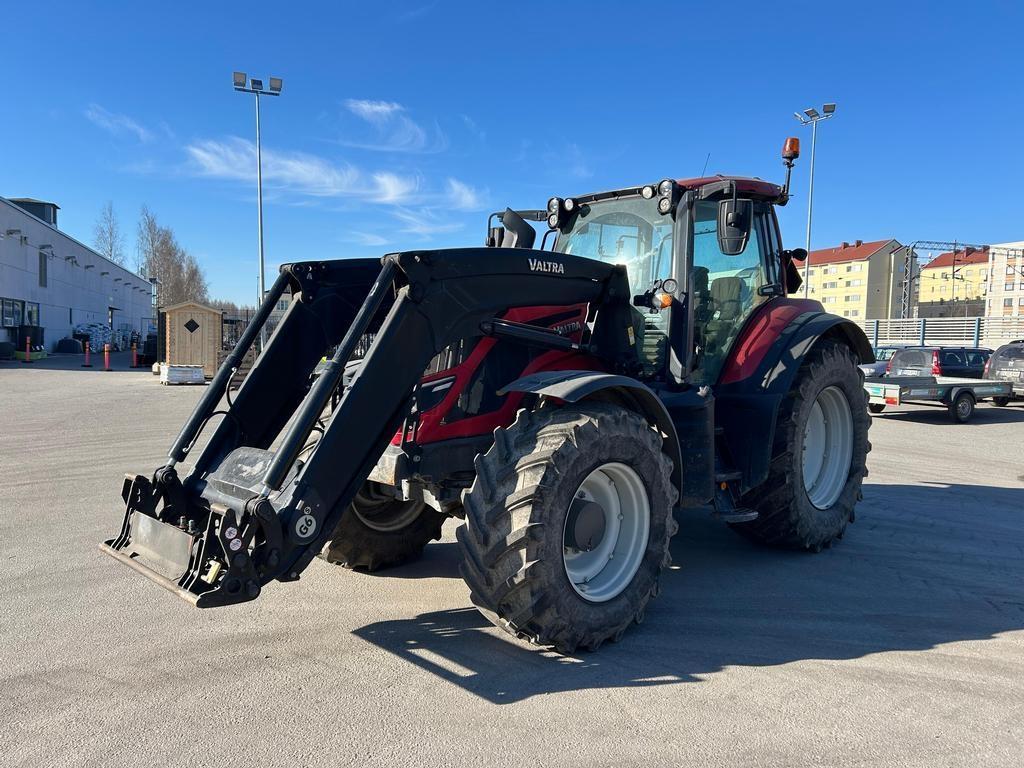 Valtra T144 Tractors