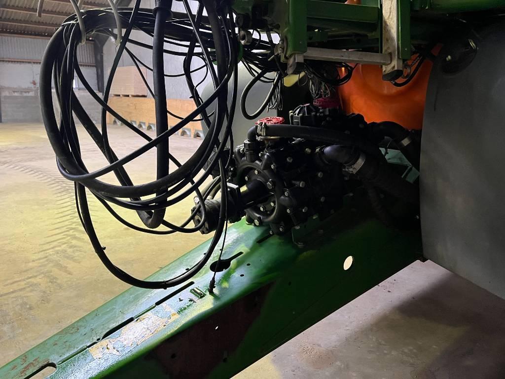Amazone UX 6201 Super Trailed sprayers