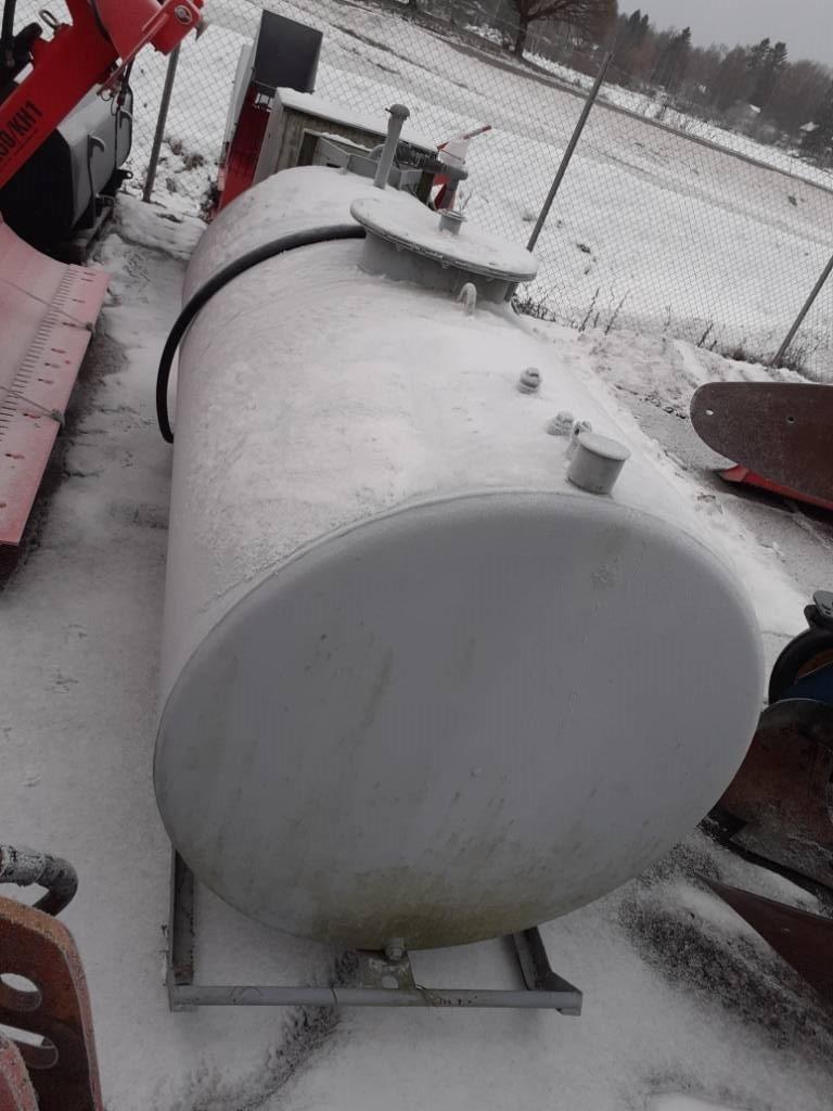 Farmarisäiliö 2700L sähköpumpulla Sonstige Landmaschinen