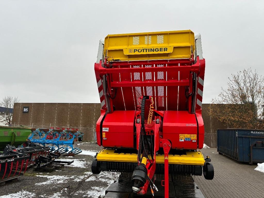 Pöttinger Jumbo 8470 Self loading trailers