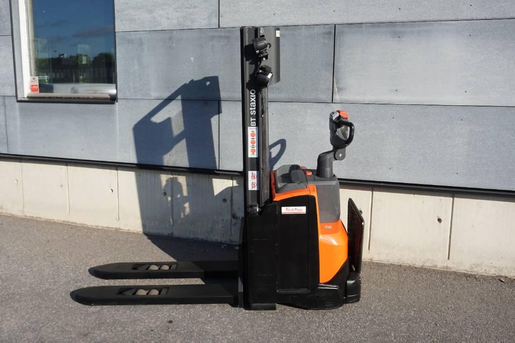 Toyota SWE120 Gaffelstabler med gående fører