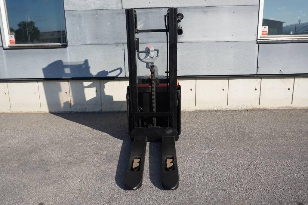 Toyota SWE120 Gaffelstabler med gående fører