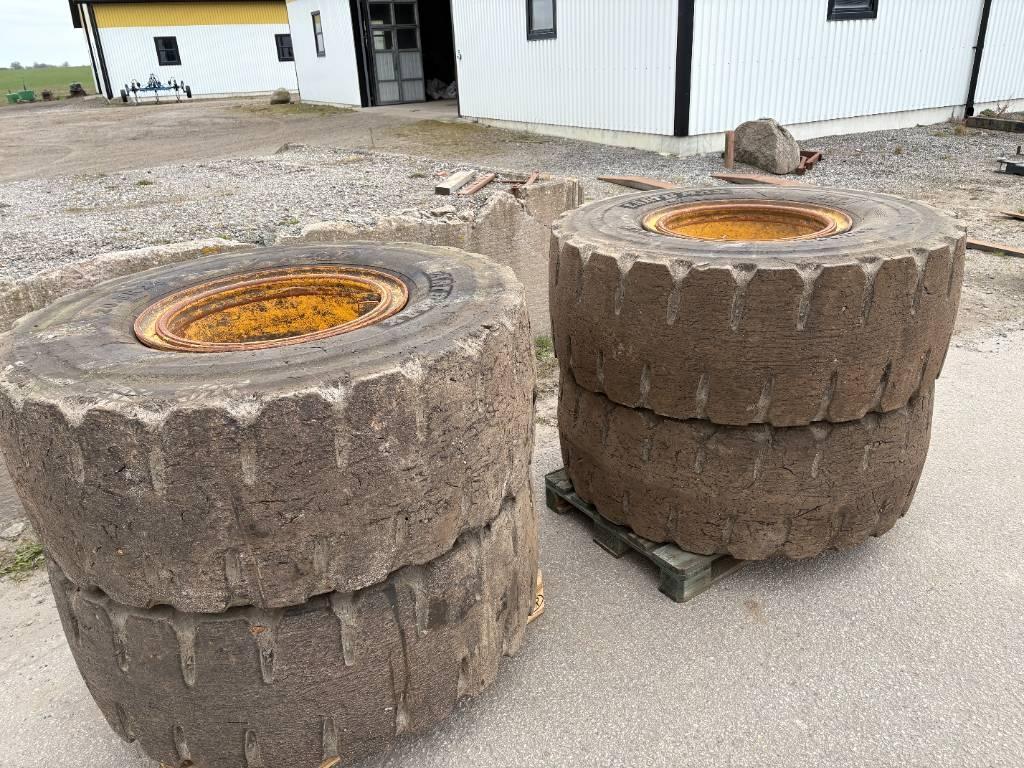 4 st punkteringsfria däck med fälg 20,5x25 till Vo Däck, hjul och fälgar