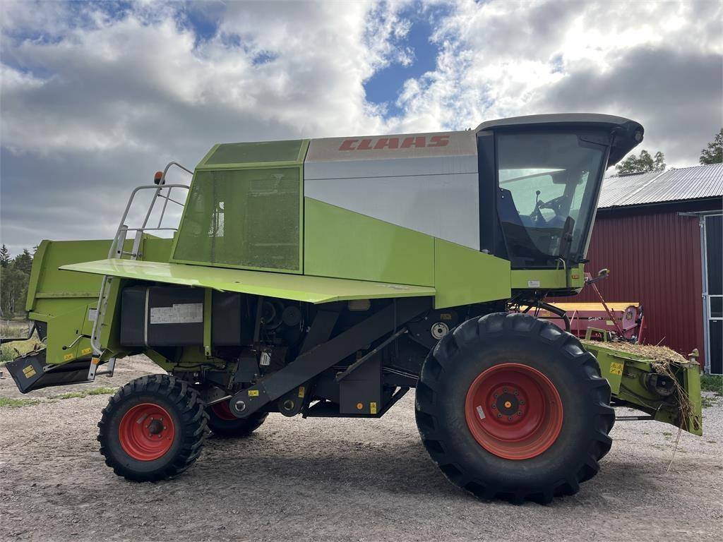 CLAAS AVERO 240 Skördetröskor