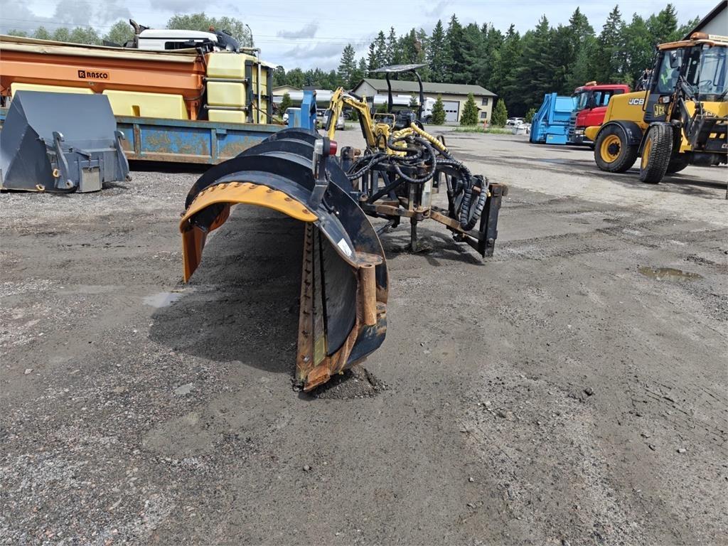 Arctic Machine 5200 Tienhoitoautot