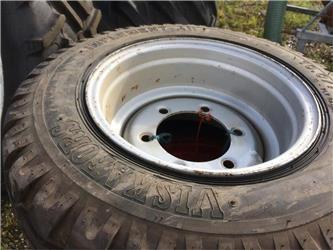 Vredestein 10.0/75-15.3 m. 6 huls fælg Reifen