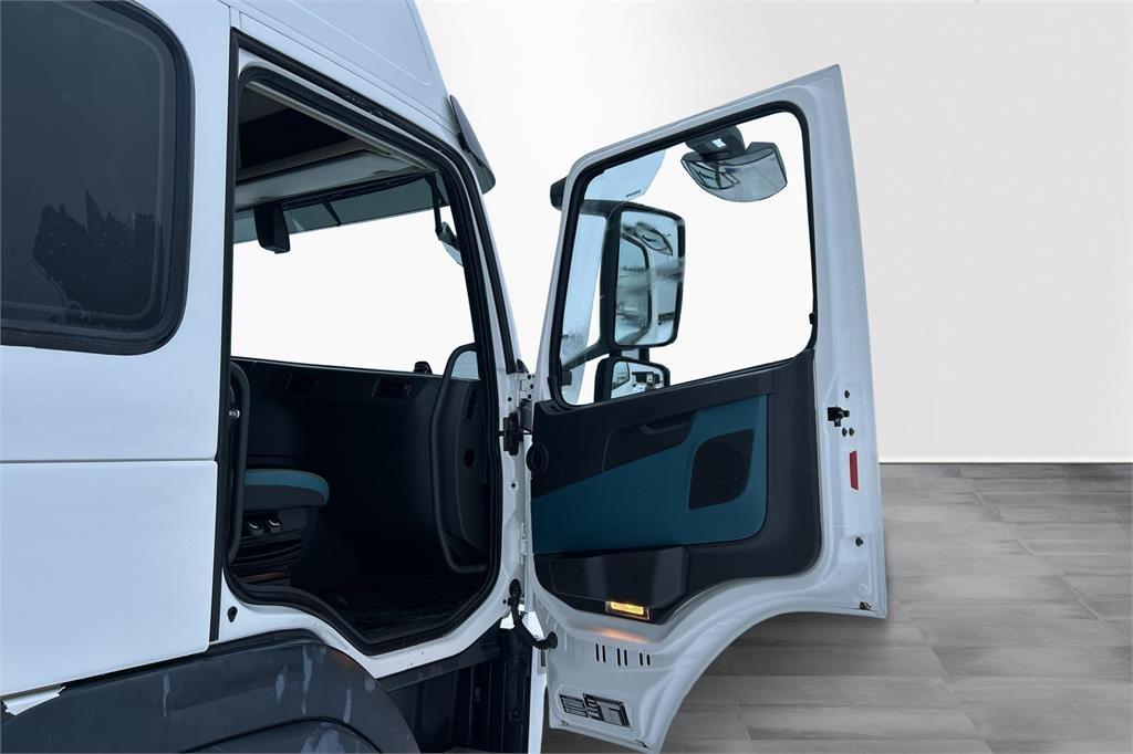 Volvo FM 4X2 Vetopöytäautot